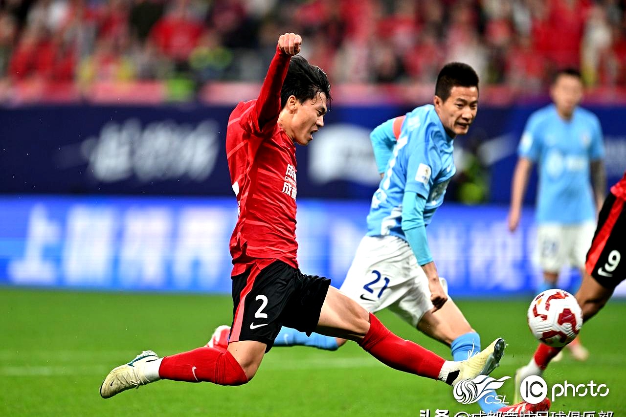 比赛结束后球员与教练庆祝胜利 比赛结束后球员与教练庆祝胜利