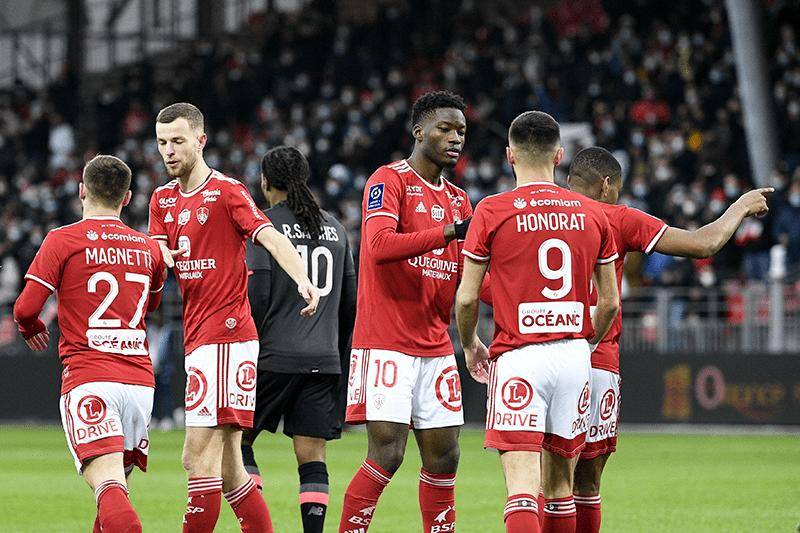 包含梅斯队主场击败南特，保持连胜的词条