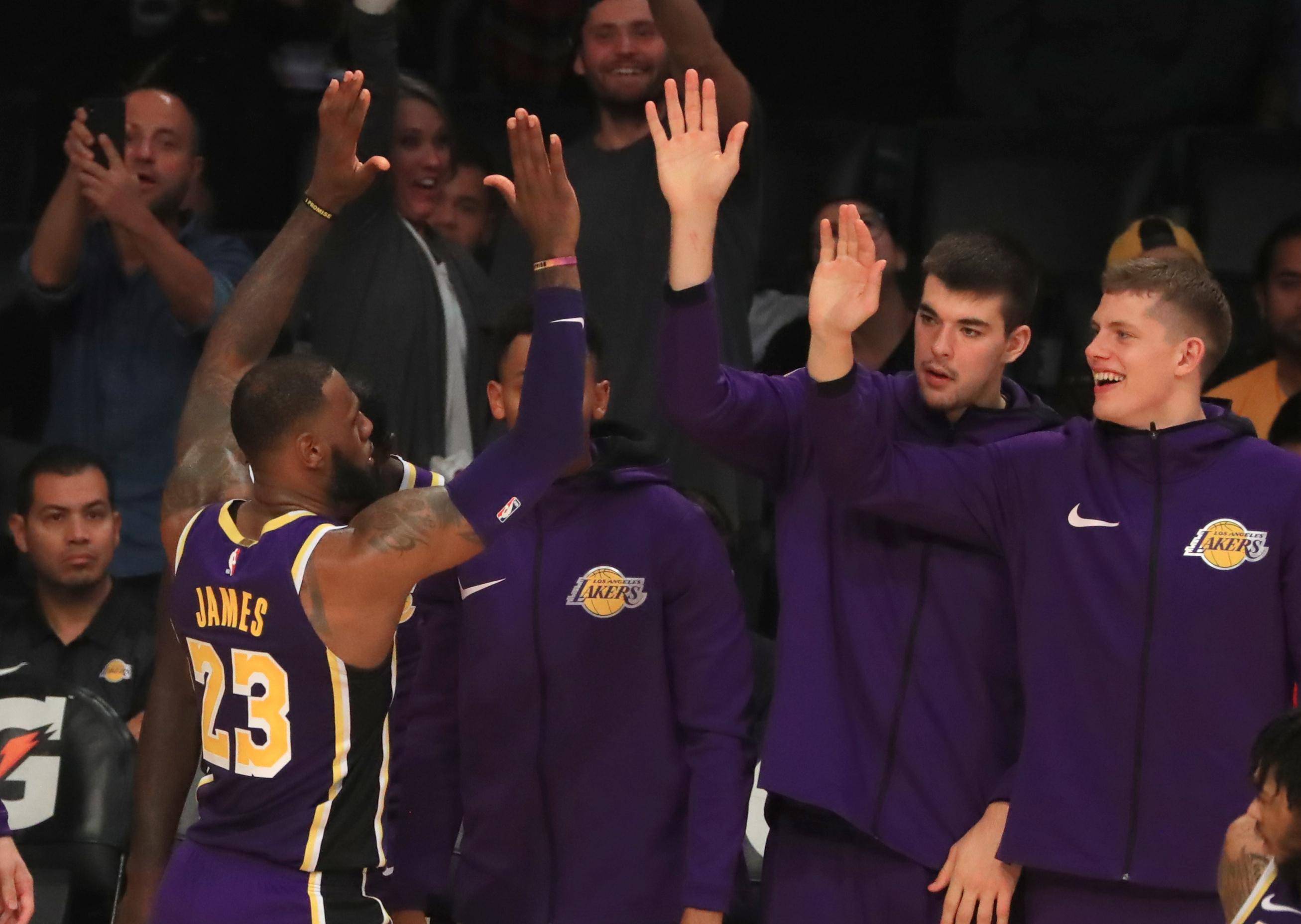 三亿体育体育app-湖人惨败篮网，战绩再次滑落的简单介绍