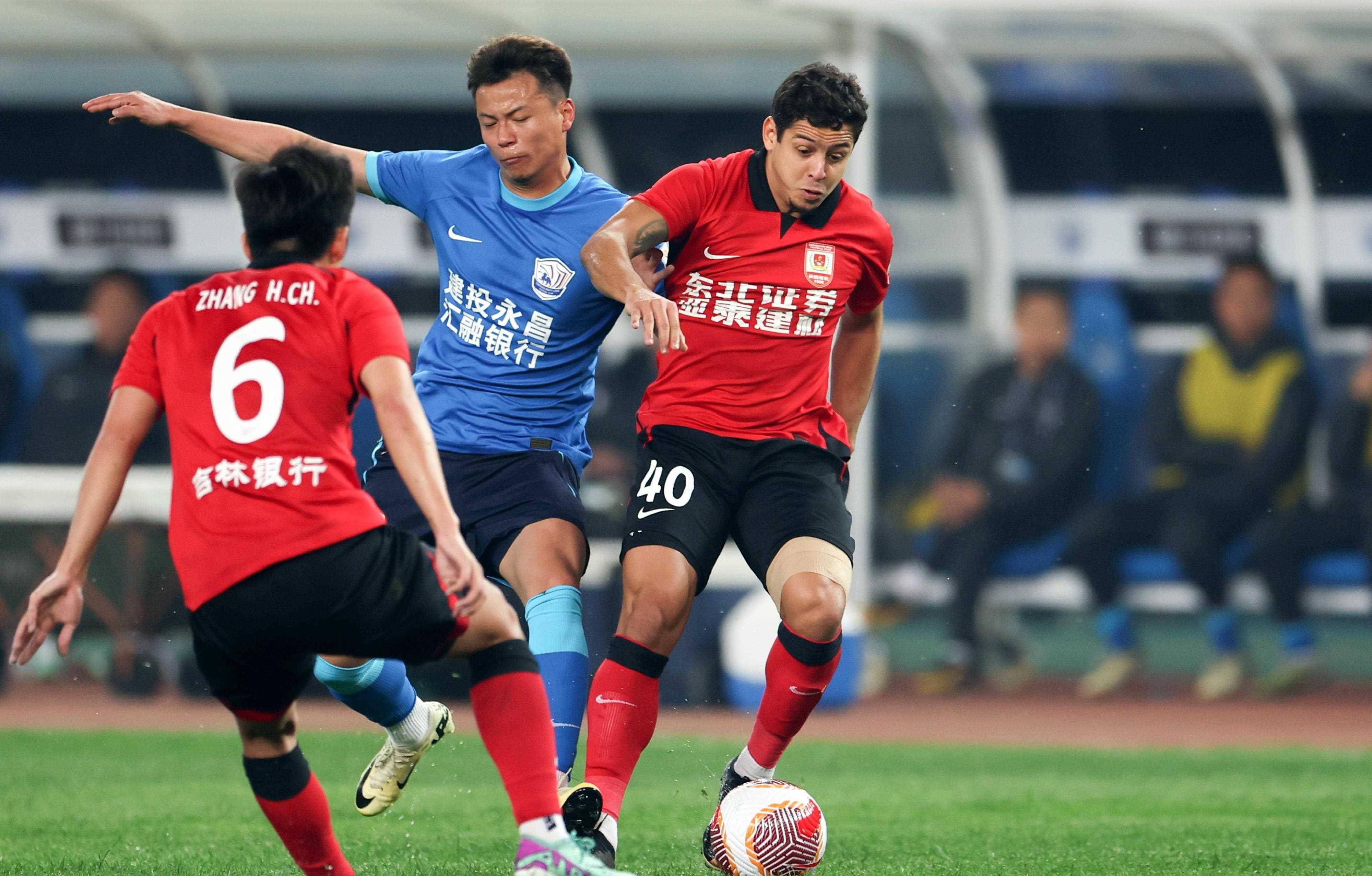 包含长春亚泰客场获胜，成功保持不败的词条