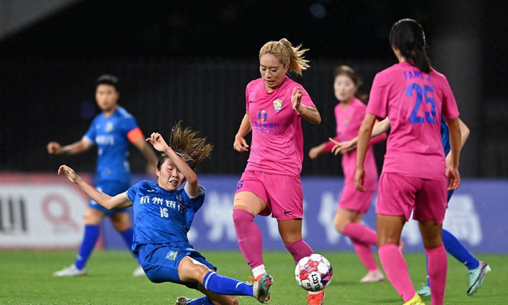 武汉女足与上海女足激烈对决,点燃球迷热情 武汉女足与上海女足激烈对决,点燃球迷热情