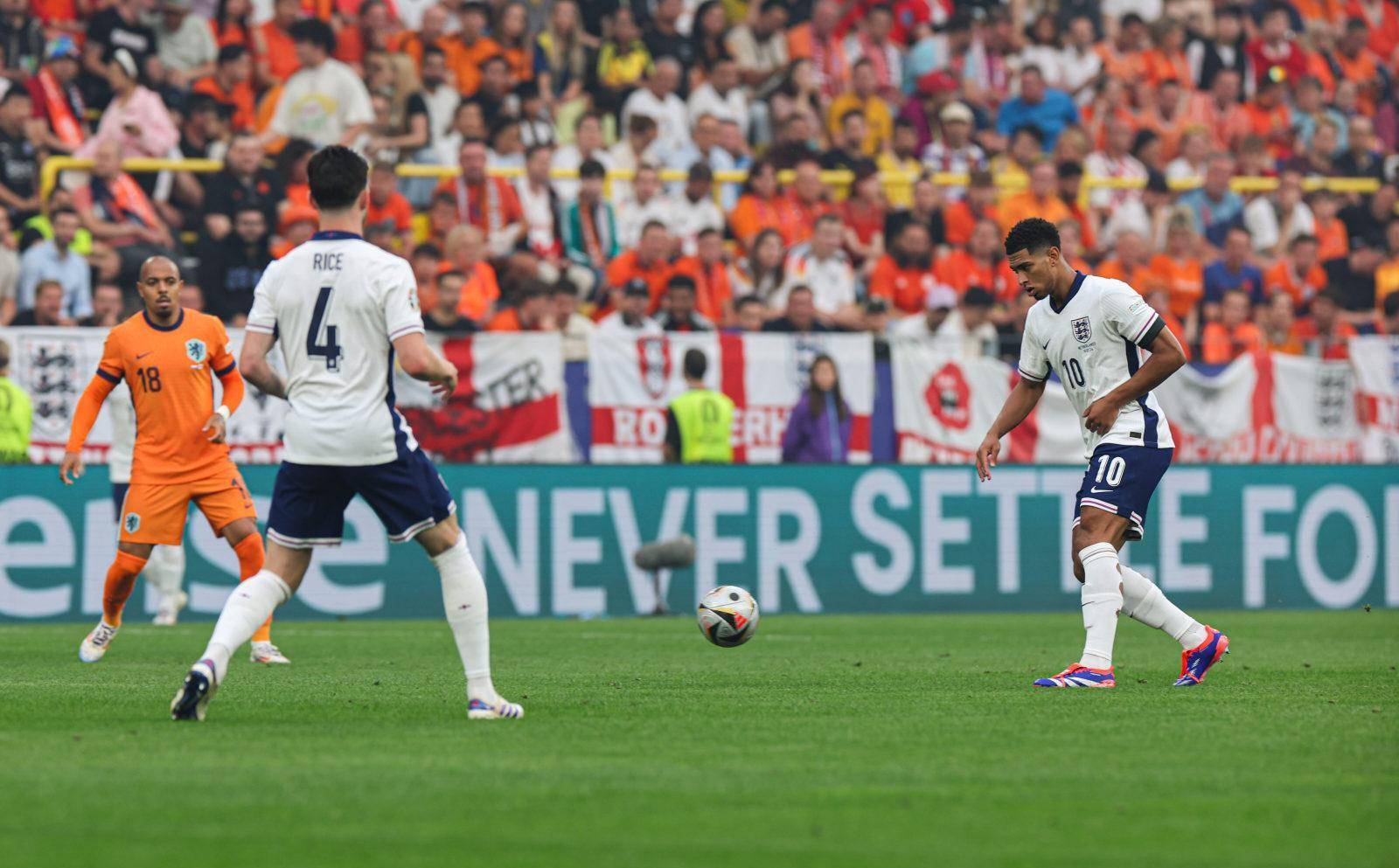 精彩足球盛宴掀起球迷热潮,欧洲足球联赛精彩回顾的简单介绍 精彩足球盛宴掀起球迷热潮,欧洲足球联赛精彩回顾的简单介绍