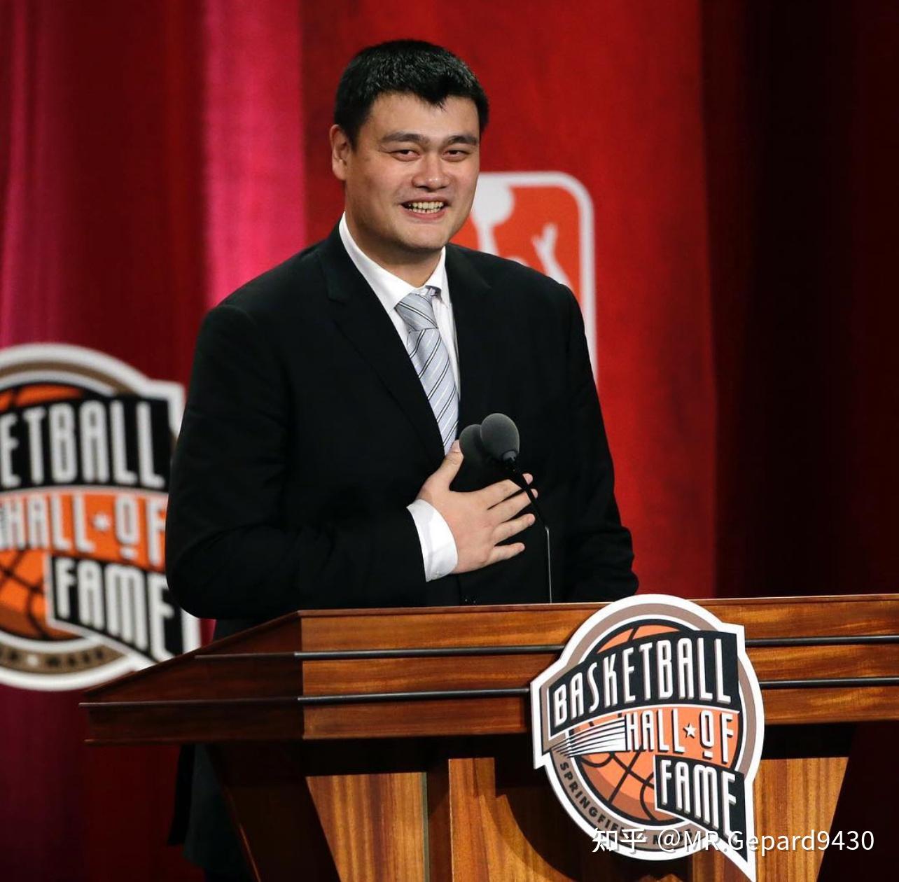 姚明成为NBA中心位置的新宠,再次震惊全球篮球界 姚明成为NBA中心位置的新宠,再次震惊全球篮球界