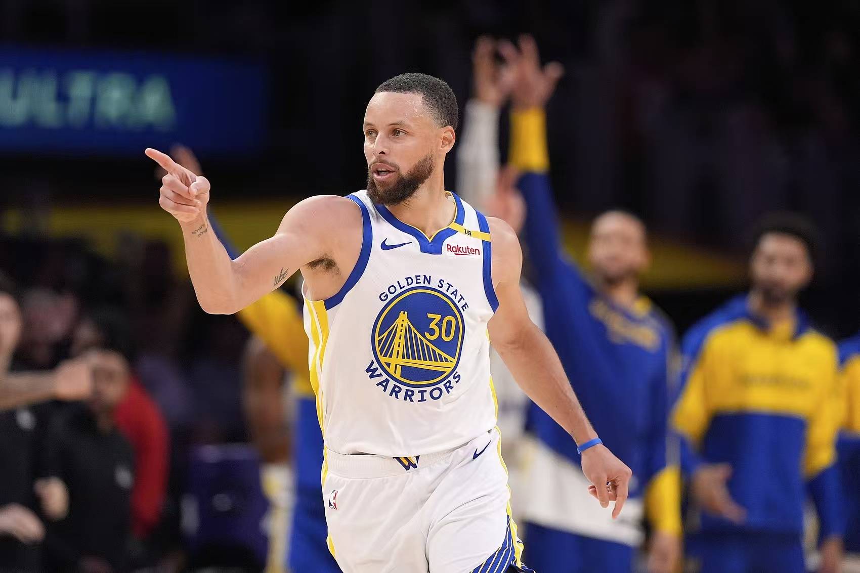 勇士轻取魔术，库里全场高效砍下20+5+5的简单介绍