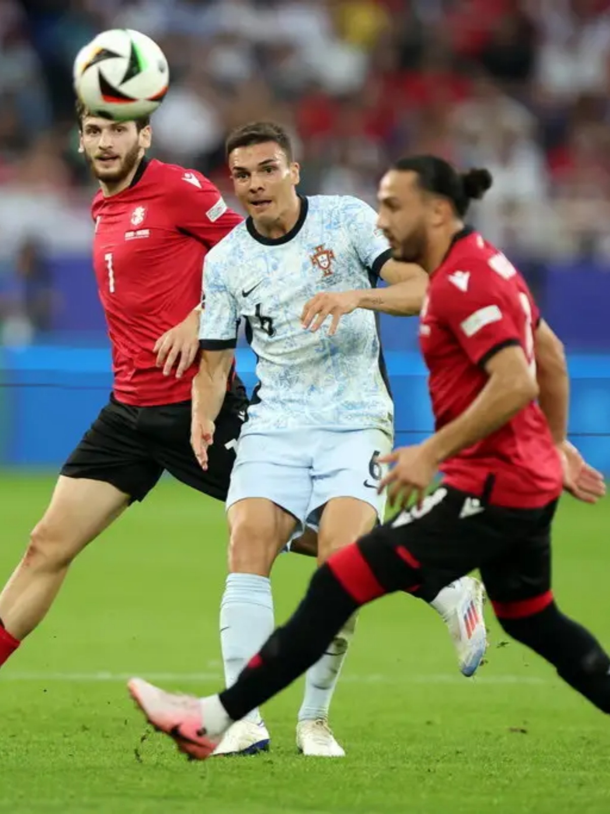 三亿体育体育娱乐-关于欧洲之巅争夺战：欧预赛小组赛正酣的信息