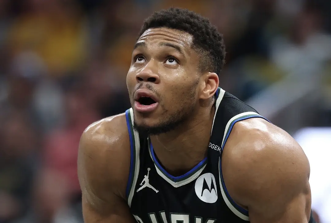 雄鹿客场击败猛龙,字母哥砍下30+10 雄鹿客场击败猛龙,字母哥砍下30+10