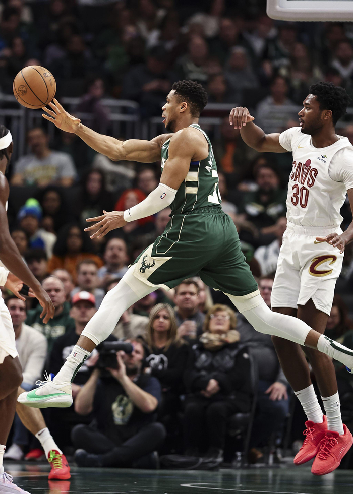 三亿体育体育网站-关于雄鹿大胜对手，全队欢庆胜利时刻的信息