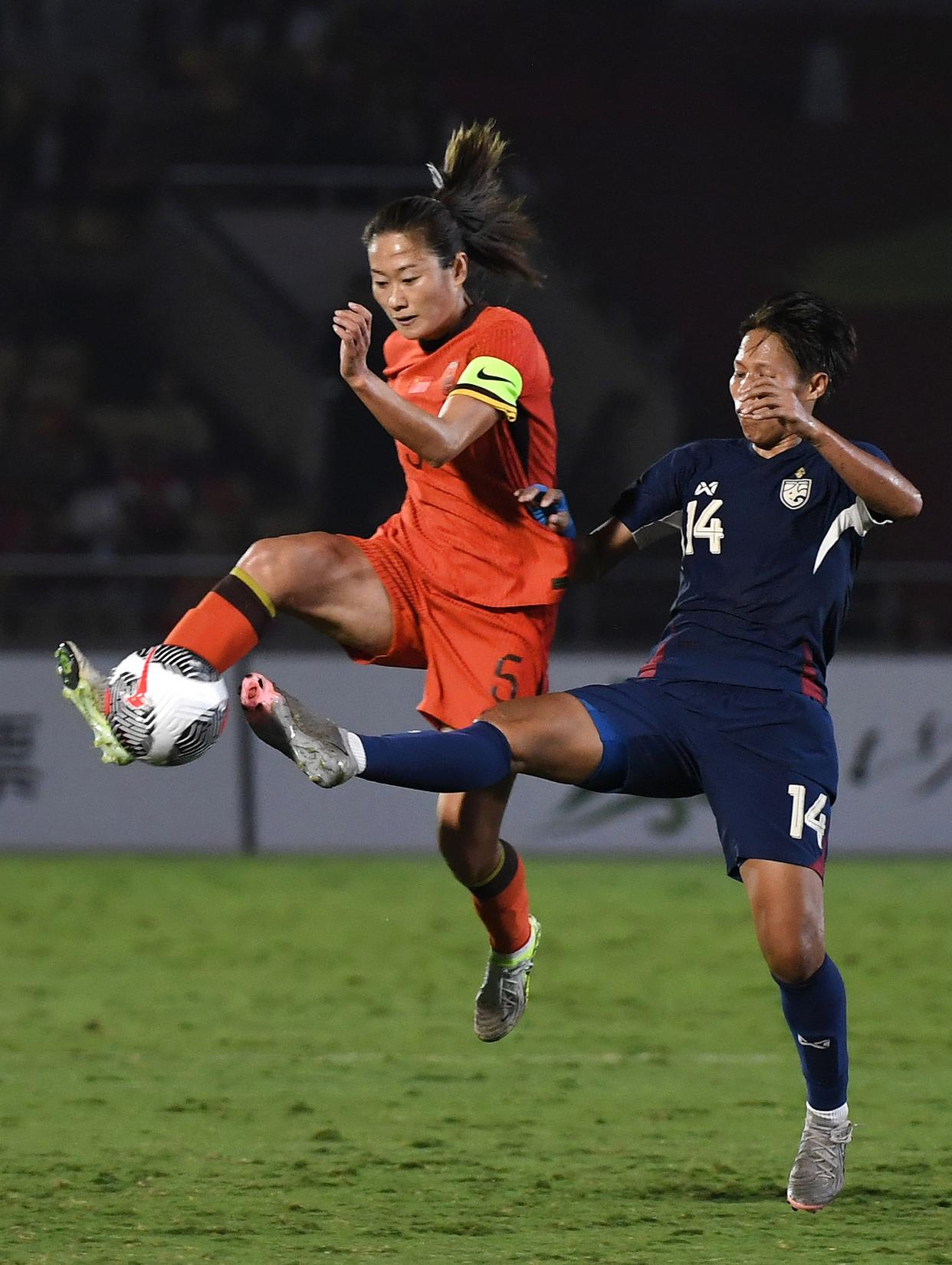 中国女子足球队比赛中,表现出色实现胜利 中国女子足球队比赛中,表现出色实现胜利