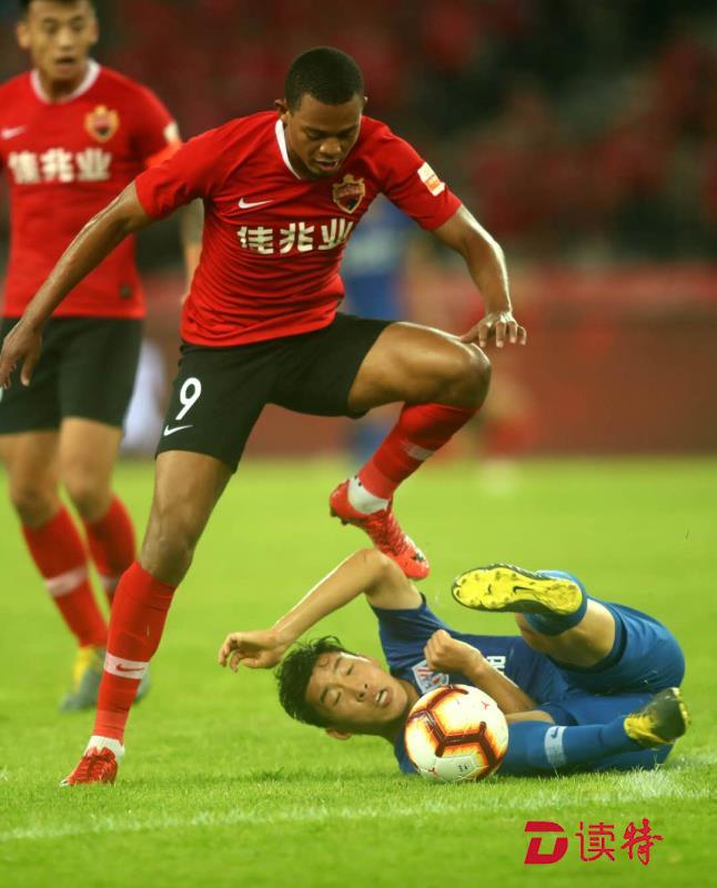 三亿体育体育网页版-包含深圳佳兆业主场丢球，被上海申花逼平的词条