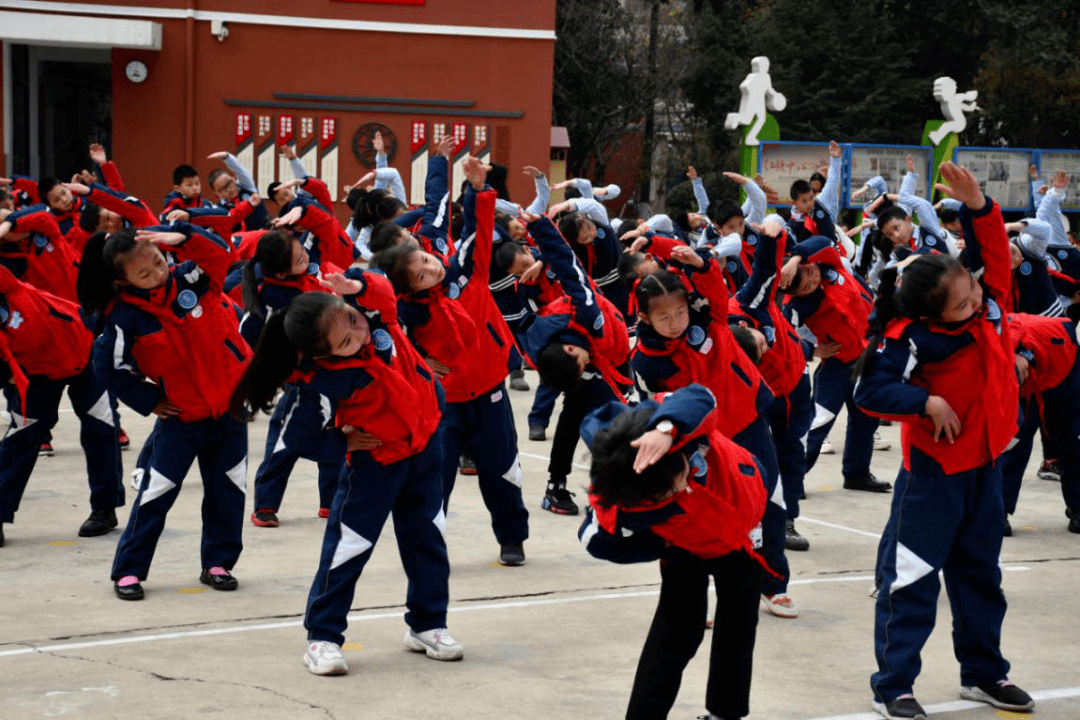 东方球队奋勇拼搏,誓死捍卫的简单介绍 东方球队奋勇拼搏,誓死捍卫的简单介绍